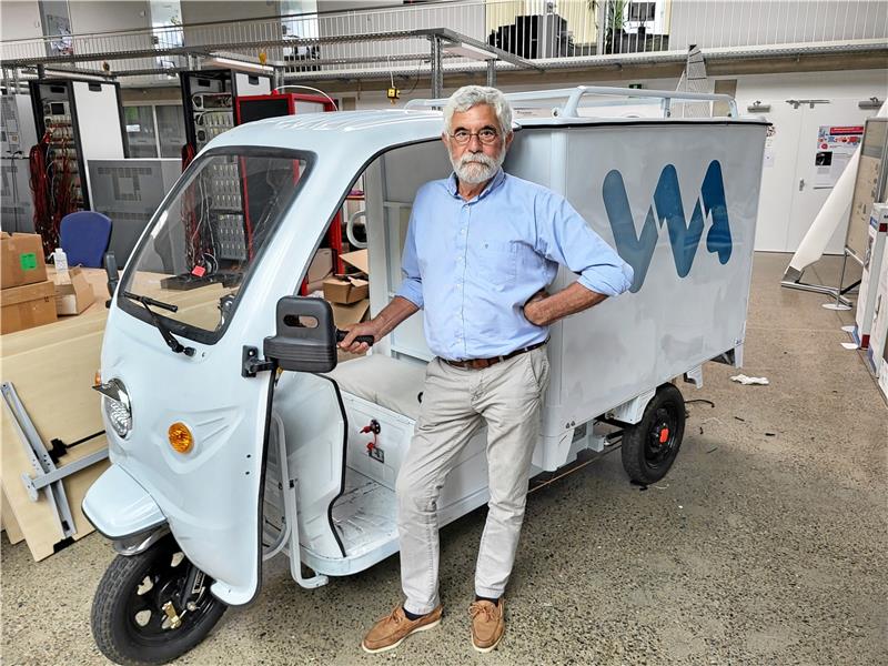 Ein E-Tuk Tuk aus Goslar für Tansania Professor Wolfgang Schade zeigt das erste Voltaview-Tuk Tuk, das nach Tansania ausgeliefert wird. Foto: Roß