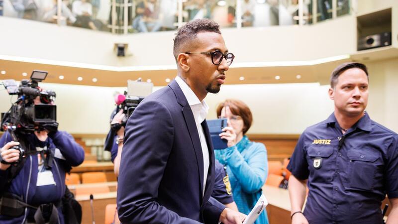 Lenhardts Familie kritisiert Boateng-Auftritt vor Gericht Profi-Fußballer Jerome Boateng muss sich wegen des Vorwurfs der Körperverletzung an seiner Ex-Partnerin vor Gericht verantworten.