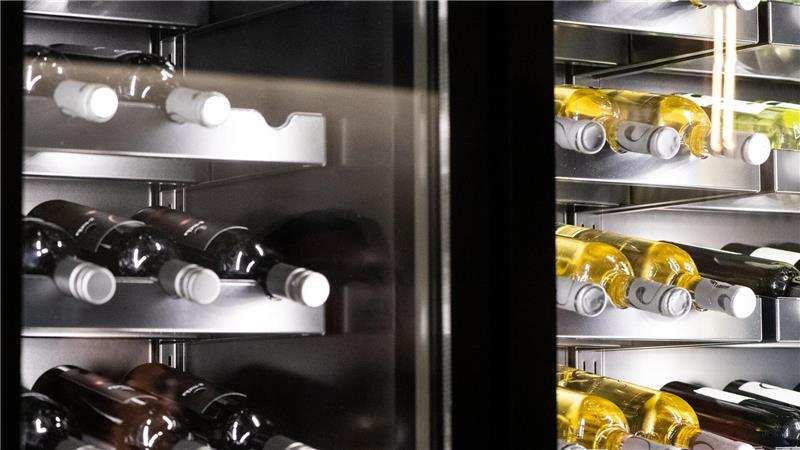 Profis lagern ihre Flaschen in einem Weinkühlschrank.