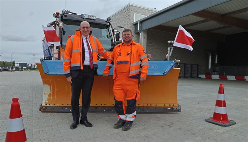 Profi(s) vor der Parcoursfahrt: Staatssekretär Matthias Wunderling-Weilbier und Florian Wurdinger (r.) von der Goslarer Straßenmeisterei zeigen gleich, wie geschickt sie mit dem Schneepflug unterwegs sind.