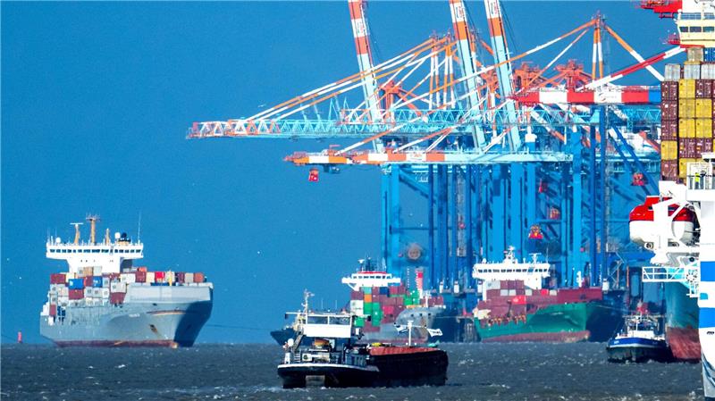Mehr Tiefgang, mehr Risiko: Sollen Flüsse vertieft werden? Profitieren sollen vor allem die Häfen in Brake und Bremerhaven. (Archivfoto)