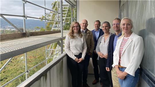 Projekt mit Ausblick: Christina Schubert, Dirk Junicke, Hans-Christian Fontheim, Annamaria Staicu, Dominik Schrader und Jennifer Schulze (Firma Junicke) auf einem der Balkone der künftigen Apartments.