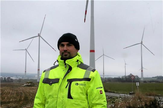 Projektleiter Christian Nowack von Ebert Erneuerbare Energien vor fünf der sechs neuen Anlagen: Sie erzeugen zusammen 36 Megawatt Strom und könnten damit theoretisch alle Haushalte Salzgitters versorgen. Fotos: Gereke