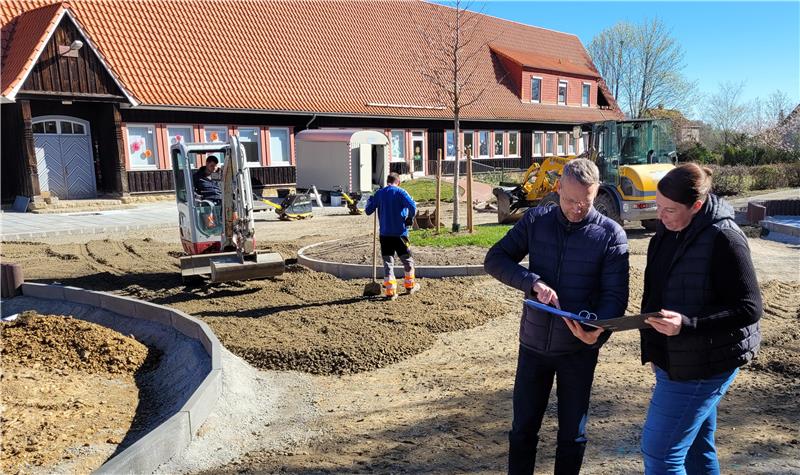 Projektleiter Martin Etscheid und Kita-Leiterin Ellen Reinecke werfen auf der Baustelle einen Blick auf die Umbaupläne.