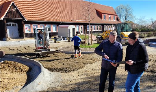 Projektleiter Martin Etscheid und Kita-Leiterin Ellen Reinecke werfen auf der Baustelle einen Blick auf die Umbaupläne.