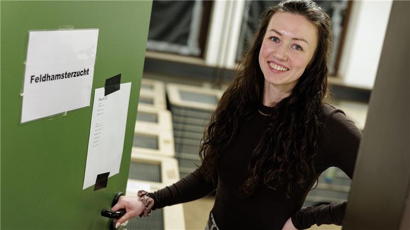 Projektleiterin Anika Hirz achtet bei den Verpaarungen von Feldhamstern auf die genetische Vielfalt. 