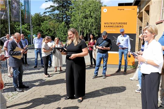 Projektleiterin Lea Dirks, wissenschaftliche Mitarbeiterin der Stiftung Welterbe im Harz, erläutert die Anwendungen. Foto: Kaspert