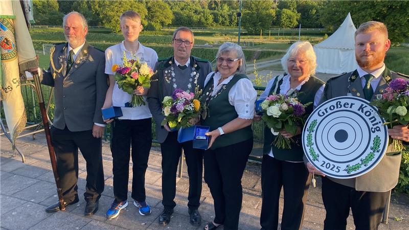 Proklamation der Schlewecker Majestäten mit Fahnenträger: (v.r.) Kevin Steckhan, Heike Nippert, Regina Klie, Armin Klie und Maximilian Schwieger.