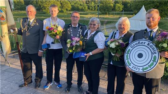Proklamation der Schlewecker Majestäten mit Fahnenträger: (v.r.) Kevin Steckhan, Heike Nippert, Regina Klie, Armin Klie und Maximilian Schwieger.