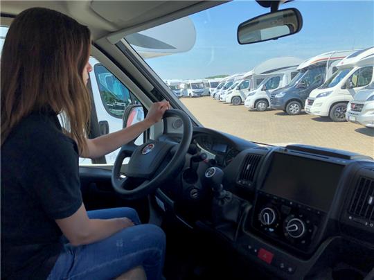 Prokuristin Jacqueline Schilasky schaut aus de3m Cockpit eines Wohnmobils auf die Ausstellungsfläche des Lagesbütteler Reisemobil-Spezialisten P-Concept. Foto: Franz