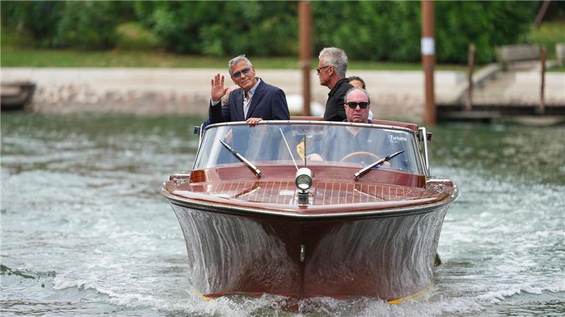Filmfestspiele in Venedig eröffnet - Ehrenpreis für Herzog Prominente Ankunft mit dem Wassertaxi: George Clooney.
