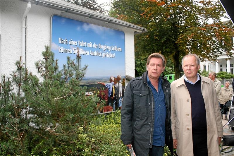 Prominente Fahrgäste: Vor neun Jahren nahmen auch Jan Fedder (li.) und Axel Milberg die Seilbahn. Archivfoto: Eggers