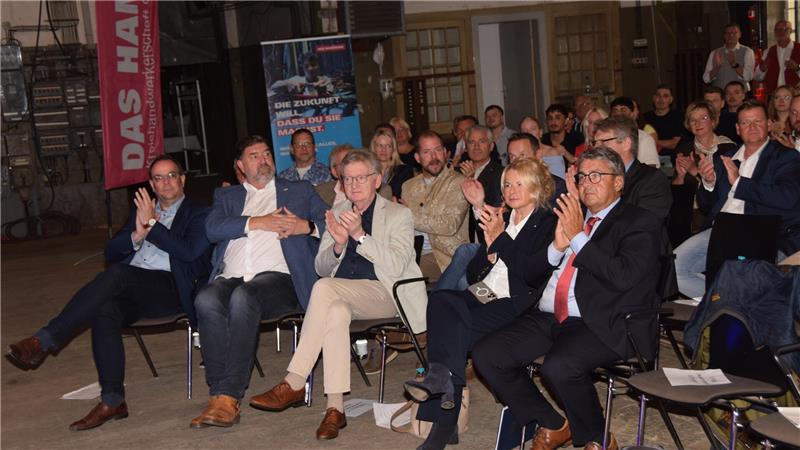 Freispruch: Riesenapplaus für junge Handwerker in Goslar Prominente Gäste applaudieren bei der Freisprechung: Festredner Sigmar Gabriel und Oberbürgermeisterin Urte Schwerdtner (vorne v.r.) unterstrichen die Qualität und die großen Chancen der jungen Handwerker.