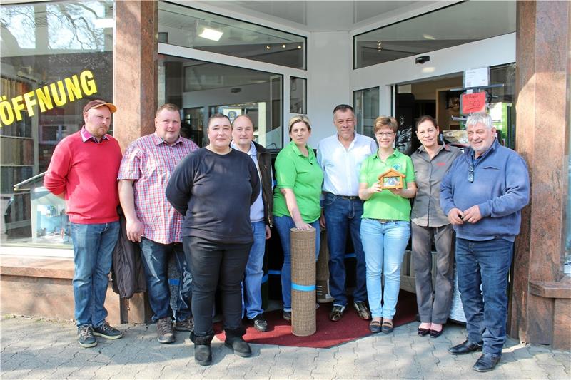 Prominenter Besuch: Im neu eröffneten „Zeus-Teppichbodenland“ wird fleißig gesammelt und gespendet, Heinz Hoenig (re.) ist mit dabei. Foto: Steigleder