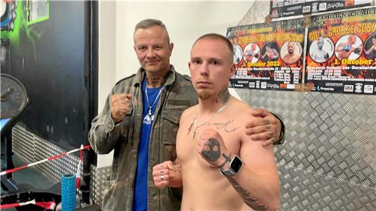 Promoter Timur Lock (li.) und Boxer Damiano Cygano haben am Samstag in der Goldenen Aue ihren großen Auftritt und wollen dem Publikum eine tolle Show liefern. Foto: Krause