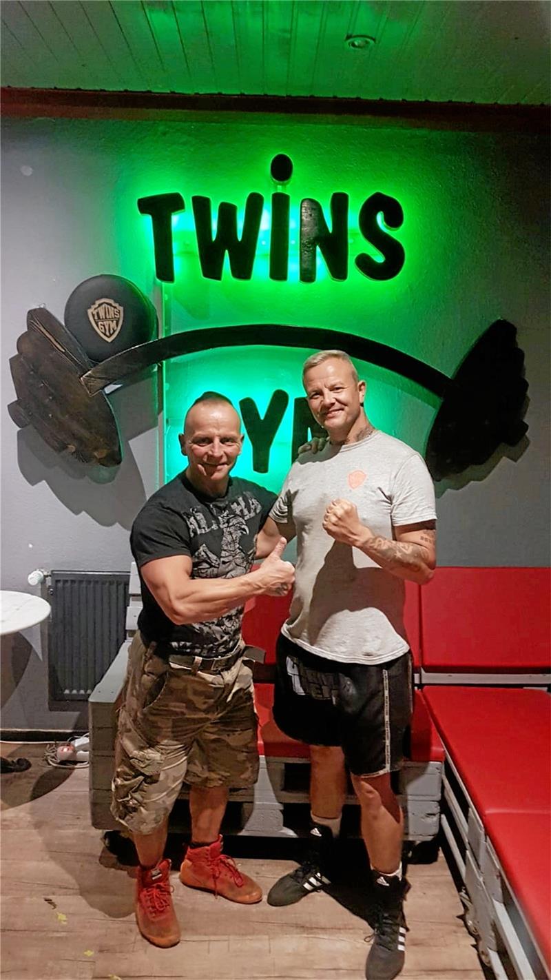 Der Boxsport kehrt nach Goslar zurück Promoter Timur Lock (re.) mit dem Goslarer Studiobetreiber Jörg Müller, der bei ihm die Begeisterung für Kraftsport weckte. Foto: Privat