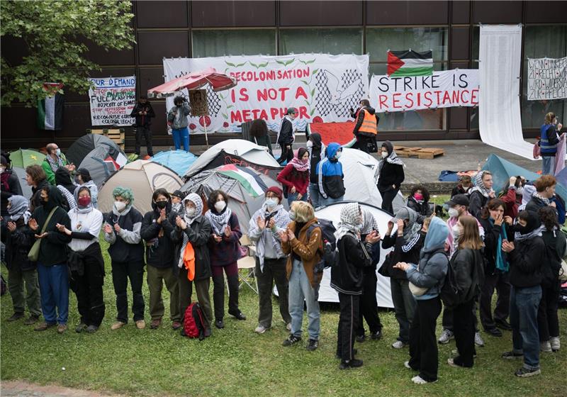 Palästina-Proteste stürzen Unis ins Dilemma Propalästinensische Aktivisten haben am Dienstag einen Hof der Freien Universität in Berlin besetzt.