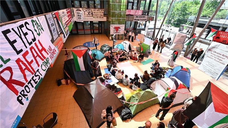 Propalästinensische Aktivisten errichten Protestcamp in Uni Propalästinensische Aktivisten haben in einem Gebäude der Universität Bremen ein Protestcamp errichtet.