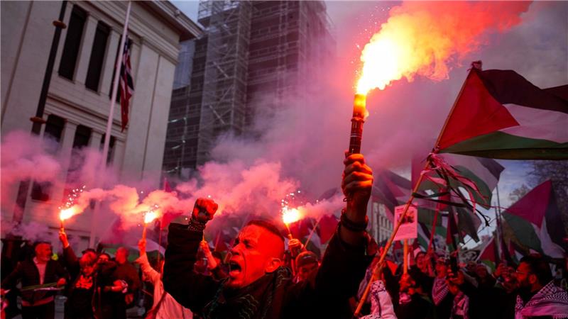 Propalästinensische Demonstranten gehen vor dem Fußball-WM-Qualifikationsspiel zwischen Norwegen und Israel in Oslo auf die Straße. 