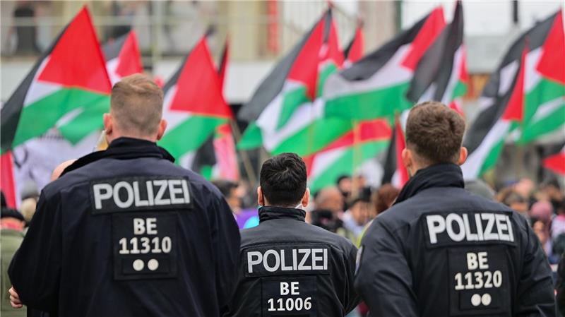 Propalästinensische Demonstranten kritisieren vielfach, dass in Deutschland ihre Meinungsfreiheit eingeschränkt sei, weil immer wieder Demonstrationen aufgelöst würden- (Archivbild) 