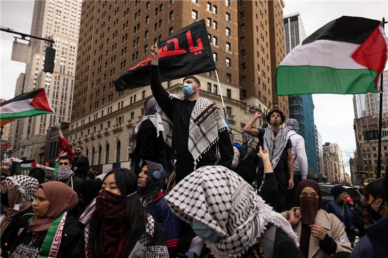 Demos an New Yorker Uni: Rabbi warnt jüdische Studierende Propalästinensische Demonstranten skandieren Parolen während einer Demonstration in New York (Symbolbild).