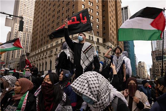 Propalästinensische Demonstranten skandieren Parolen während einer Demonstration in New York (Symbolbild).