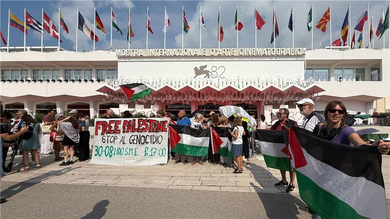 Filmfestspiele in Venedig eröffnet - Ehrenpreis für Herzog Propalästinensische Demonstranten vor dem Palazzo del Cinema.