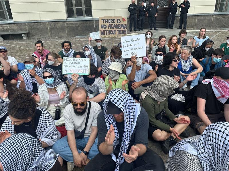 Propalästinensische Proteste vor HU Berlin Propalästinensischer Protest auf dem Gelände der Humboldt-Universität Berlin.