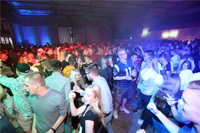 Nordharz-Fete der Landjugend lockt die Besuchermassen an Proppenvoll ist die landwirtschaftliche Halle in Bredelem, die die Landjugend in tagelanger Arbeit zur Partylocation umfunktioniert hat. Fotos: Neuendorf
