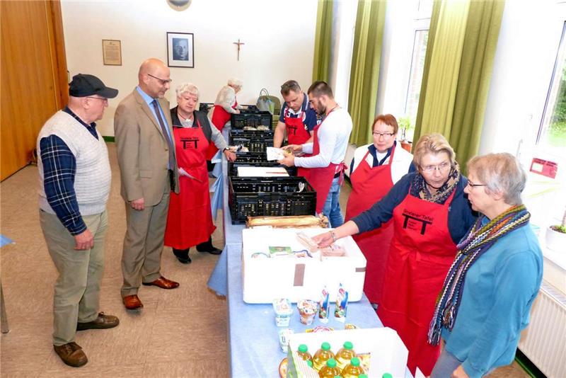 Propst Jens Höfel (2.v.l.) war zufrieden: Das Projekt Tafel ließ sich schon am ersten Tag gut an. Auch die Tatsache, dass die Idee von so vielen Menschen getragen wird, stimmte ihn hoffnungsvoll.  Foto: Schlegel