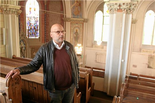 Propst Jens Höfel blickt sorgenvoll in die Zukunft – der Stellenplan der Landeskirche sieht weitere Kürzungen an Pfarrstellen in seiner Propstei vor. Die evangelische Kirche hat aufgrund des Fachkräftemangels Probleme, leere Stellen zu besetzen.  Foto: Fricke