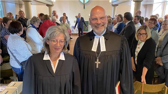 Propst Jens Höfel führt Diakonin Gordana Prade mit einem Gottesdienst in der Dorfkirche Westerode offiziell in ihr Amt ein.