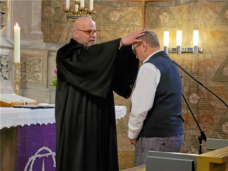 Propst Jens Höfel segnet Diakon Hans-Peter Funhoff aus und entpflichtet ihn von seinem Amt. Fotos: Exner