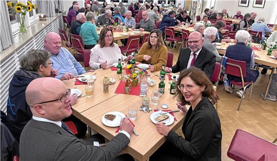 Propst Jens Höfel und Pfarrerin Petra Rau (rechts am Tisch) zusammen mit Gastredner Prof. Dr. Christoph Goos (vorn links) bei der Luthervesper im Haus der Kirche. Foto: Schlegel