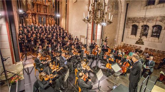Propsteikantor Gerald de Vries dirigiert die Goslarer Kantorei bei der Elias-Aufführung in der Marktkirche.