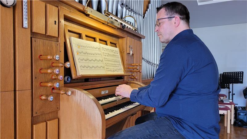 Nach Sanierung: Bad Harzburger Mutterhaus weiht Orgel wieder ein Propsteikantor Karsten Krüger ist der Erste, der die generalüberholte Orgel im Rahmen eines Konzerts spielen darf.