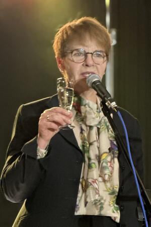 Goldene Aue: Musikalischer Abschied vom alten Zuhause Prosit: Rektorin Ulrike Eilers stößt auf Vergangenheit und Zukunft an.