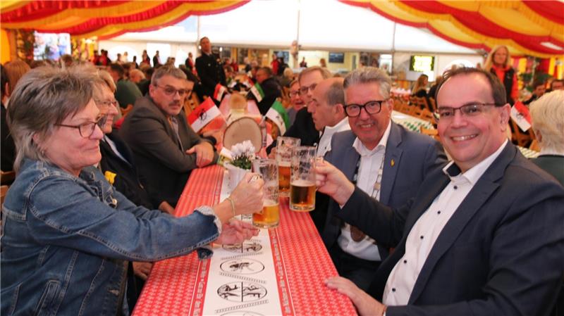 Prost: Die Ratsmitglieder Karin Rösler-Brandt und Michael Bachmann lassen sich mit Bürgermeister Ingo Henze das Bier schmecken.