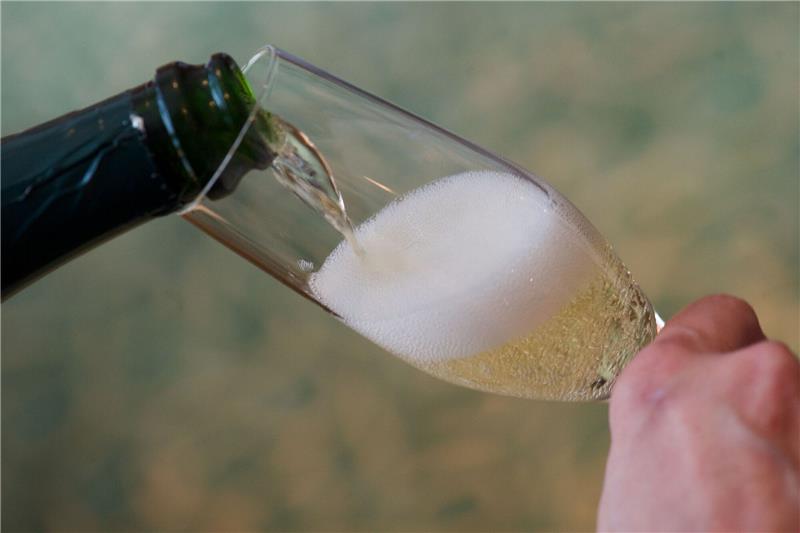 Prost: Im vergangenen Jahr tranken die Menschen in Deutschland ab 16 Jahren im Schnitt 38 Gläser Sekt.