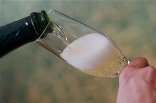 Prost: Im vergangenen Jahr tranken die Menschen in Deutschland ab 16 Jahren im Schnitt 38 Gläser Sekt.