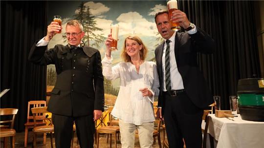 Prosten der Festgemeinde mit frisch gezapftem Sturtz-Bier zu (v.l.): LBEG-Präsident Carsten Mühlenmeier, Bürgermeisterin Petra Emmerich-Kopatsch und Wirtschaftsminister Olaf Lies.