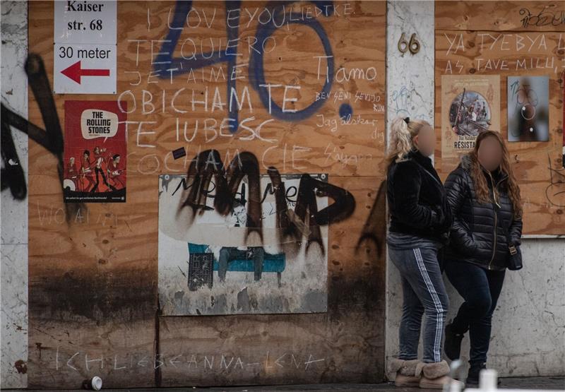 SPD-Politikerin fordert Bestrafung von Freiern Prostituierte warten auf der Kaiserstraße im Frankfurter Bahnhofsviertel auf Freier.