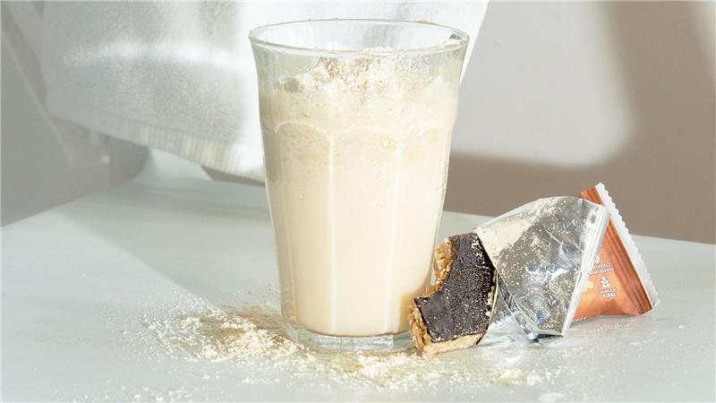 Proteinpulver und Eiweißriegel sollen dabei helfen, dass die Muskeln wachsen.