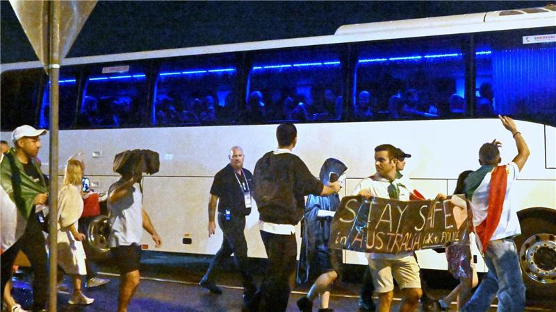 Protest-Aktion bei der Abreise der iranischen Mannschaften.