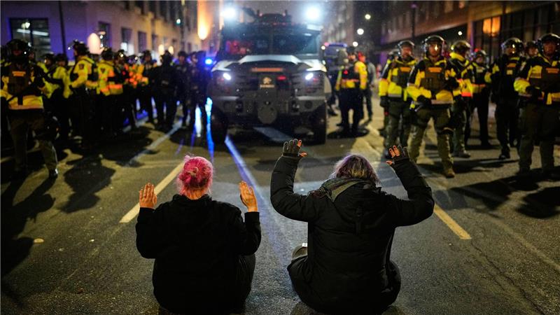 Protest gegen Einwanderungsbehörden: Demonstrierende mit erhobenen Händen auf einer Straße in Minneapolis