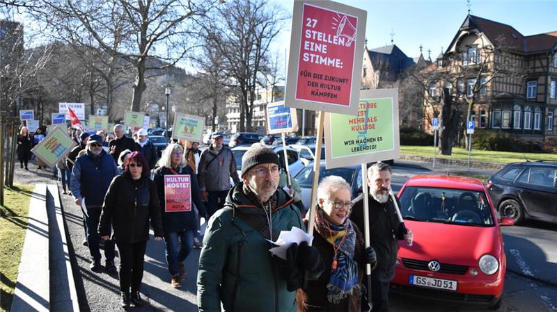 Mitarbeiter der Welterbestiftung fürchten um ihre Arbeitsplätze Protest gegen Personalabbau bei der Harzer Welterbestiftung: Rund 60 Demonstranten ziehen am Montag vom Kreishaus in Goslar zum Rathaus.