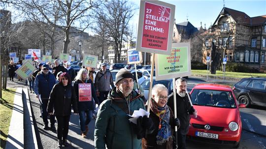 Protest gegen Personalabbau bei der Harzer Welterbestiftung: Rund 60 Demonstranten ziehen am Montag vom Kreishaus in Goslar zum Rathaus.