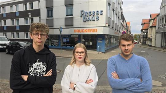 Protest gegen das Behörden-Verbot (v.l.): Das CvD-Duo Julian Heger und Amy Deetz sowie Ratsherr Niklas Prause sind sauer über das Landkreis-Handeln.