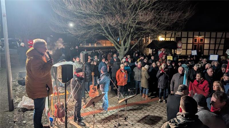 Protest gegen die AfD-Veranstaltung: Zahlreiche Bürger versammeln sich vor dem Dorfgemeinschaftshaus.
