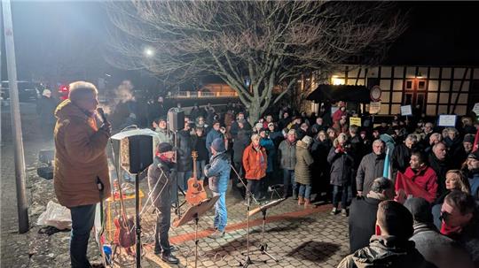 Protest gegen die AfD-Veranstaltung: Zahlreiche Bürger versammeln sich vor dem Dorfgemeinschaftshaus.